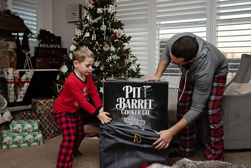 https://pitbarrelcooker.com/cdn/shop/articles/Pit-Barrel-Gift-Bag-Tree-Bow-Family-13_1024x.jpg?v=1637795602